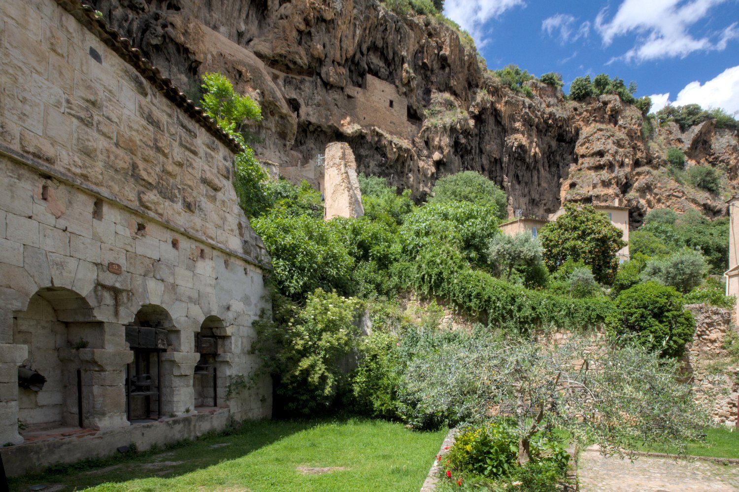 Le moulin à huille au pied de la falaise de tuff